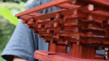61岁中国大爷火爆外媒!靠“玩”木头炸翻热搜,惹上亿老外看傻眼:简直是宝藏爷爷!