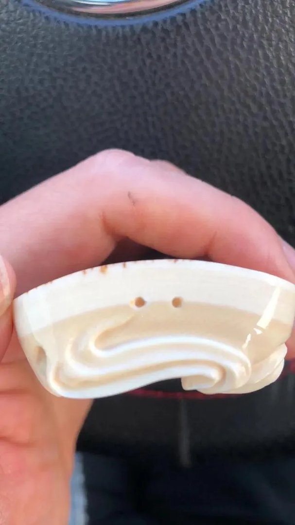 是象牙雕的吗?如果是象牙制的,头发为什么是黑的?