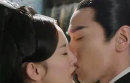 明星拍吻戏为了不用真亲,各种道具也是绝了,还不如不用呢,你怎么看?