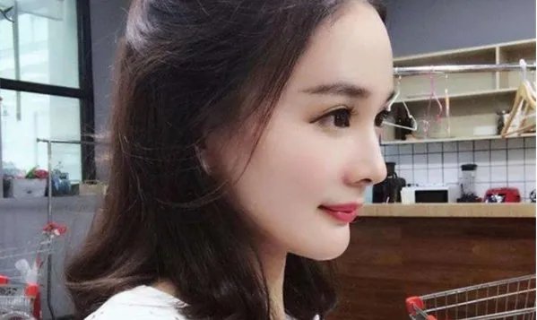她花六年整容成杨幂,嫁给富二代后,如今现状怎么样?