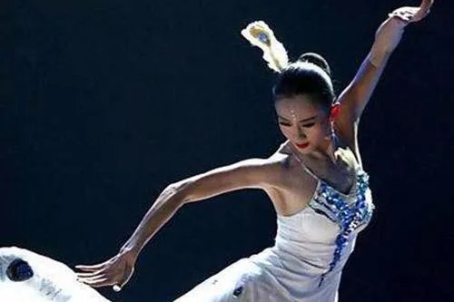 杨丽萍一直戴帽子,背后究竟隐藏着什么原因?
