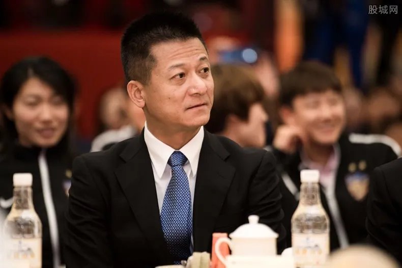 权健老总束昱辉妻子是谁 权健老总老婆照片资料