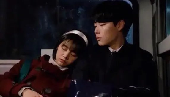 李惠利、柳俊烈又曝甜蜜约会照,餐厅深情对视,他们当初是如何结缘的