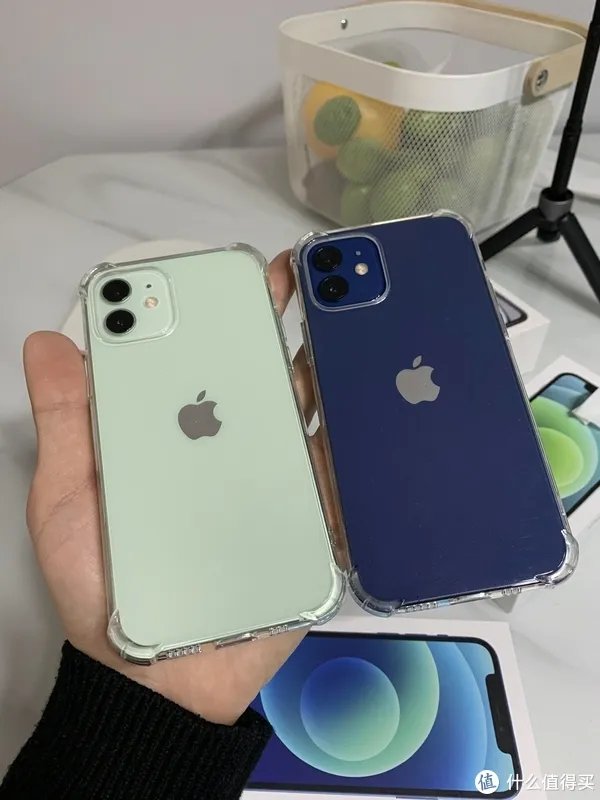 给老爸老妈换个iPhone吧!——iPhone12开箱简评。还把屏幕划伤了!