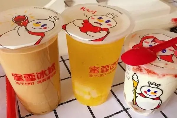 离谱!女子称蜜雪冰城冷饮中喝出活苍蝇,门店是如何回应这件事的?