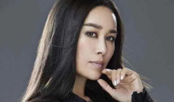 那英与丈夫合照，妻子年过半百仍显年轻，丈夫却像“老头”，你怎么看？