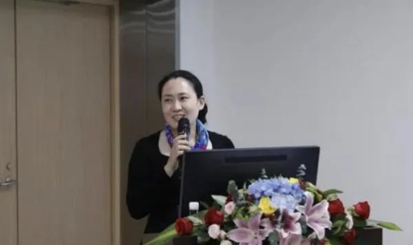 艾芬在爱尔眼科治眼致右眼近乎失明是怎么回事？