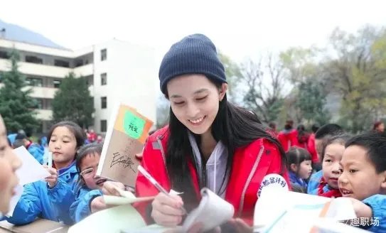 毛阿敏女儿出演《中国医生》,与袁泉搭档母女,她是谁?
