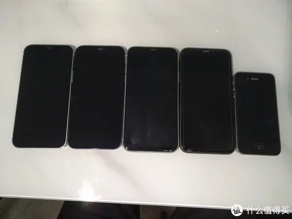 给老爸老妈换个iPhone吧!——iPhone12开箱简评。还把屏幕划伤了!