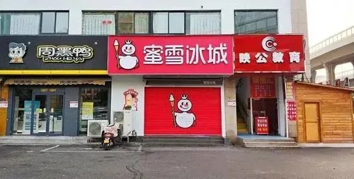 离谱!女子称蜜雪冰城冷饮中喝出活苍蝇,门店是如何回应这件事的?