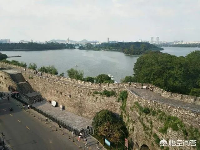 南京鸡鸣寺那里的明城墙收30元门票,你认为值么?