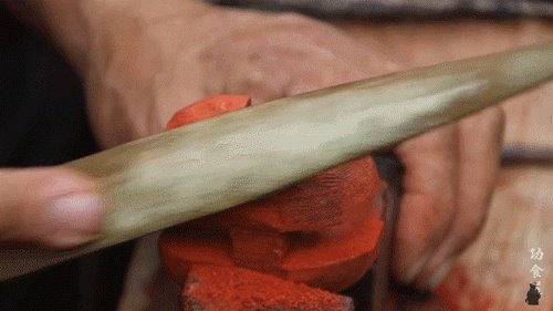 61岁中国大爷火爆外媒!靠“玩”木头炸翻热搜,惹上亿老外看傻眼:简直是宝藏爷爷!