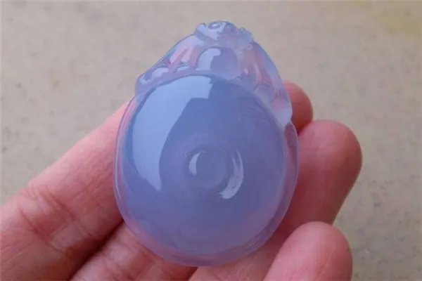 蓝玉髓是水晶吗 蓝玉髓是什么石头