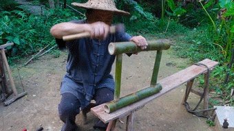61岁中国大爷火爆外媒!靠“玩”木头炸翻热搜,惹上亿老外看傻眼:简直是宝藏爷爷!