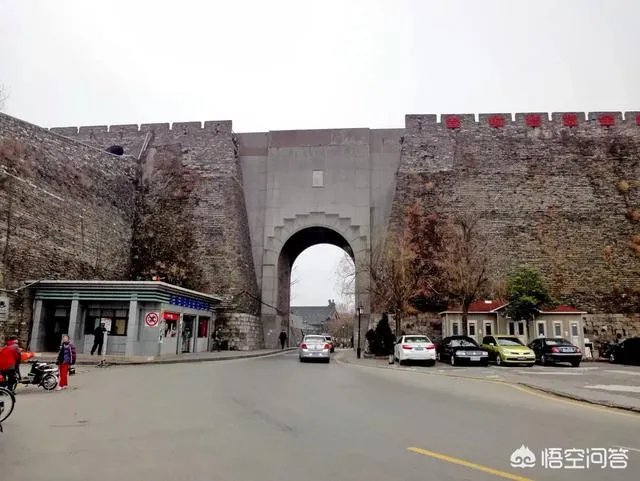 南京鸡鸣寺那里的明城墙收30元门票,你认为值么?