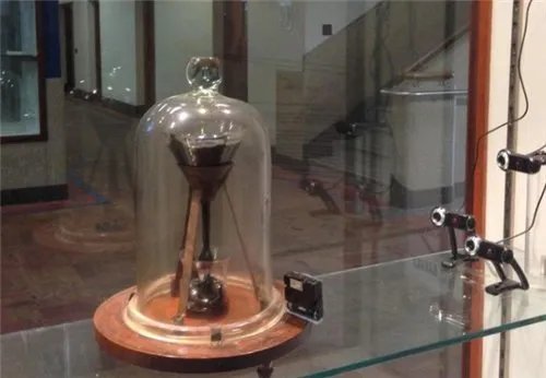 沥青滴漏实验:持续了近百年,熬死了2位教授,目的到底是什么?