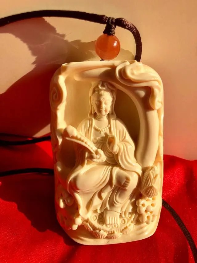 是象牙雕的吗?如果是象牙制的,头发为什么是黑的?