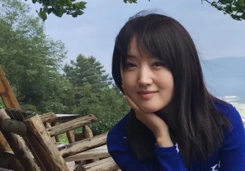 90年代初很多人看到杨钰莹磁带封面上漂亮照片就会掏钱买盒带,如今杨钰莹现状如何?