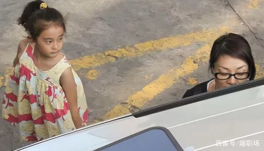 毛阿敏女儿出演《中国医生》,与袁泉搭档母女,她是谁?
