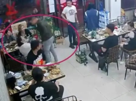 唐山打人案烧烤店老板：努力拉架也让人报警，他所言属实吗？