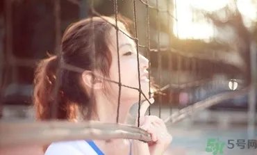 13岁女生平胸怎么办?13岁女生平胸正常吗?