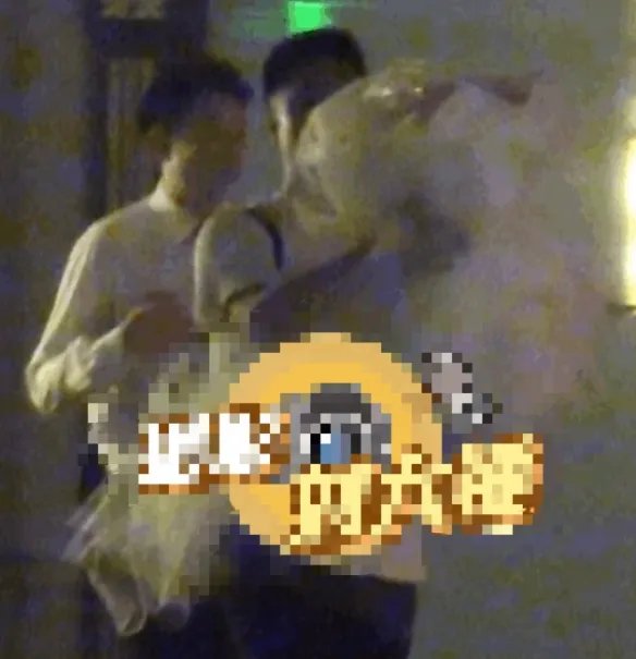 姚笛老公深夜约会疑出轨！女方身材火辣 双方动作暧昧