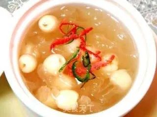 冰糖银耳莲子羹