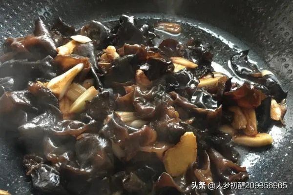 木耳炒鸡蛋怎么做?