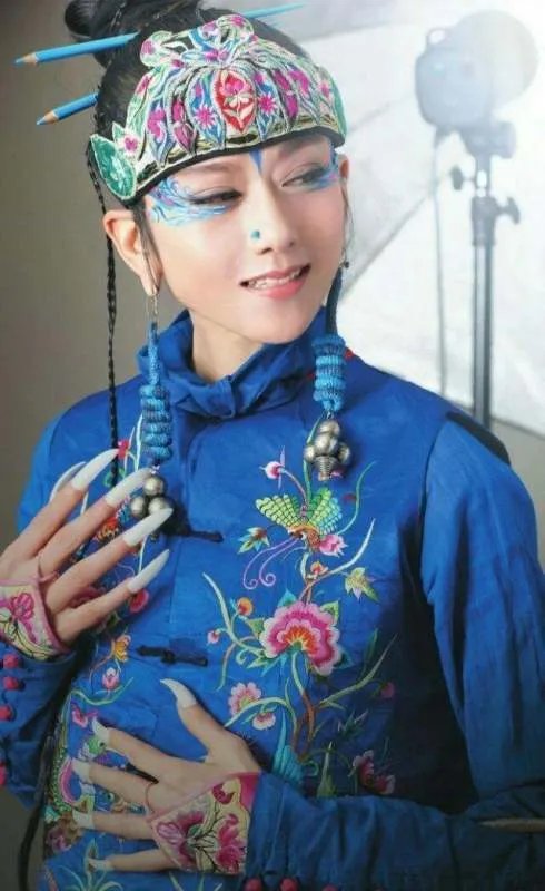 62岁杨丽萍独自现身街头,身材纤瘦走路不稳且慢,对此你怎么看?