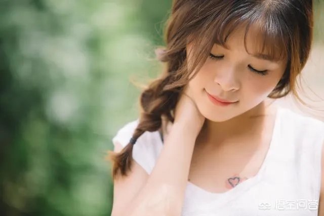 女孩子经常拍花的照片给我看是什么意思?