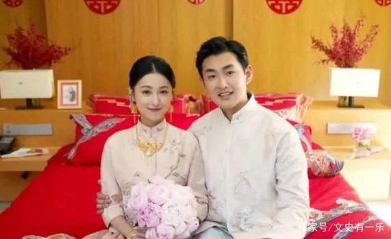 王彦霖和艾佳妮在三亚结婚,伴郎团接亲把新郎扔进水池,这是玩过头了吗?