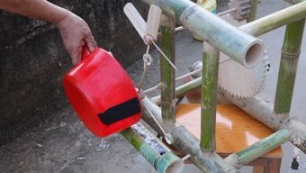61岁中国大爷火爆外媒!靠“玩”木头炸翻热搜,惹上亿老外看傻眼:简直是宝藏爷爷!