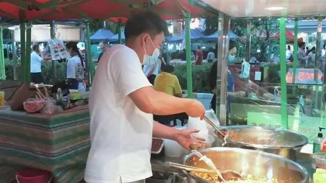 研究生菜市场摆摊卖鸡爪:坚信能做大 收入比坐班高