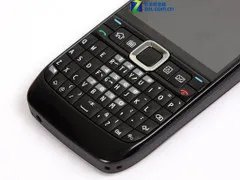 内置QWERTY全键盘:诺基亚 E63