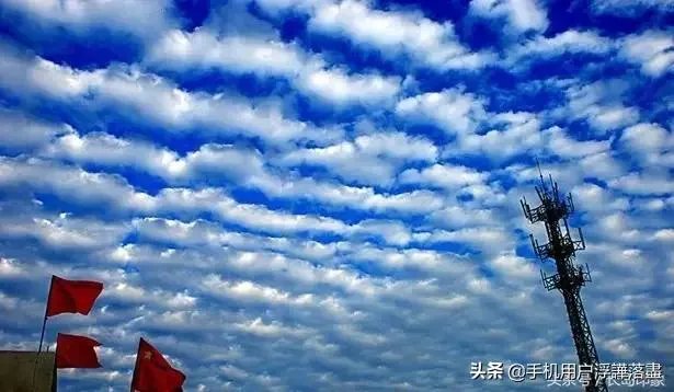 上联:听红尘恋歌的感伤,缱绻珍藏心事。下联你会吗?