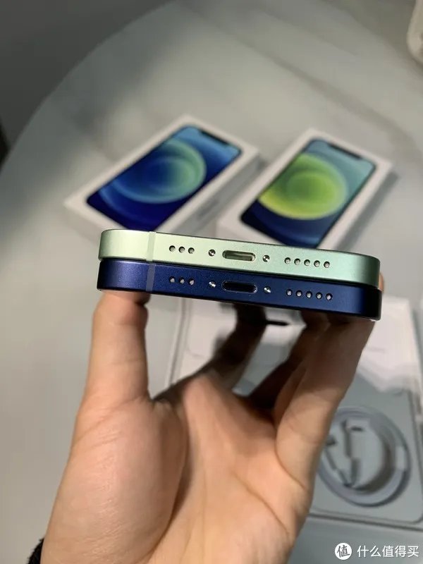 给老爸老妈换个iPhone吧!——iPhone12开箱简评。还把屏幕划伤了!