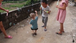 61岁中国大爷火爆外媒!靠“玩”木头炸翻热搜,惹上亿老外看傻眼:简直是宝藏爷爷!