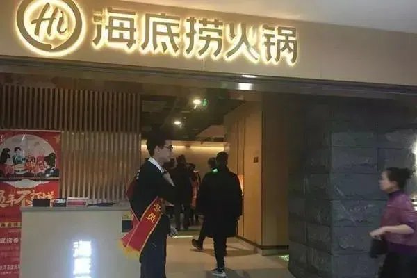海底捞回应女顾客就餐时身亡:全力配合警方调查!目前有何线索?