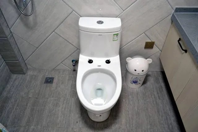 马桶盖子坏了怎么更换