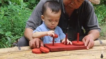 61岁中国大爷火爆外媒!靠“玩”木头炸翻热搜,惹上亿老外看傻眼:简直是宝藏爷爷!