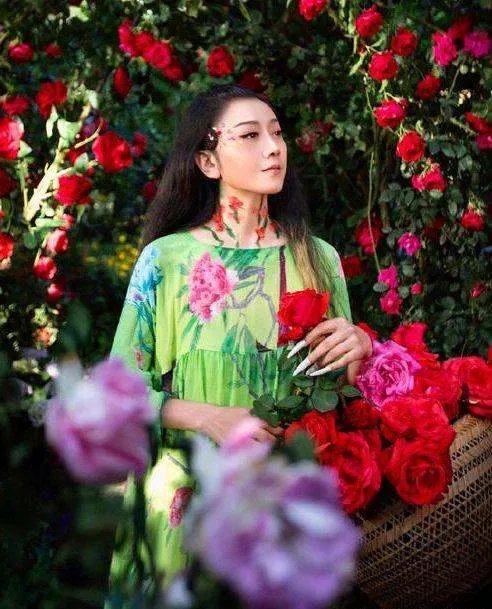 62岁杨丽萍独自现身街头,身材纤瘦走路不稳且慢,对此你怎么看?