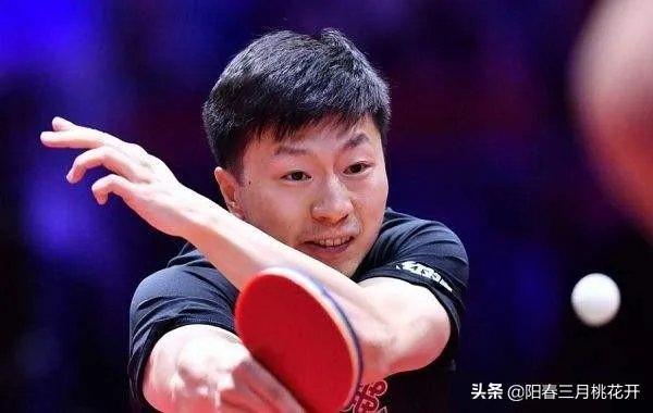 王楚钦冰敷坚持比赛并晋级决赛,3:2淘汰马龙,龙队全程无表情不兴奋,究竟怎么啦?