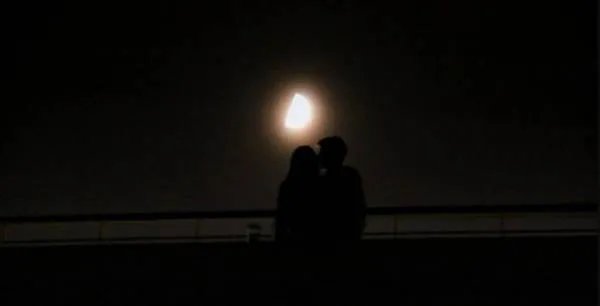 明星拍吻戏为了不用真亲,各种道具也是绝了,还不如不用呢,你怎么看?