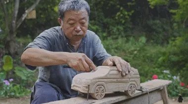 61岁中国大爷火爆外媒!靠“玩”木头炸翻热搜,惹上亿老外看傻眼:简直是宝藏爷爷!