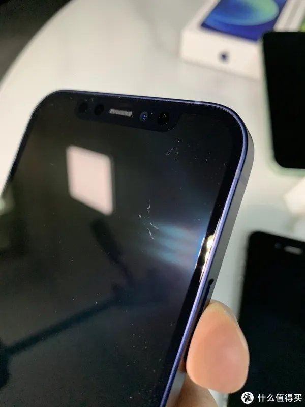 给老爸老妈换个iPhone吧!——iPhone12开箱简评。还把屏幕划伤了!