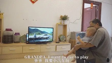 61岁中国大爷火爆外媒!靠“玩”木头炸翻热搜,惹上亿老外看傻眼:简直是宝藏爷爷!