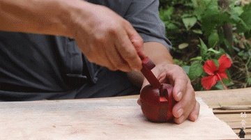 61岁中国大爷火爆外媒!靠“玩”木头炸翻热搜,惹上亿老外看傻眼:简直是宝藏爷爷!