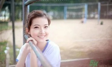 13岁女生平胸怎么办?13岁女生平胸正常吗?