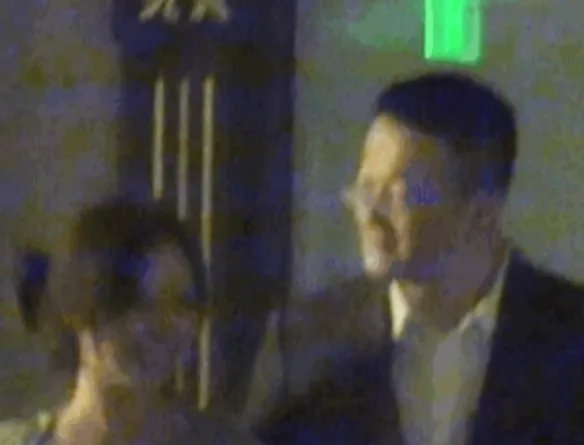 姚笛老公深夜约会疑出轨！女方身材火辣 双方动作暧昧