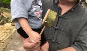 61岁中国大爷火爆外媒!靠“玩”木头炸翻热搜,惹上亿老外看傻眼:简直是宝藏爷爷!